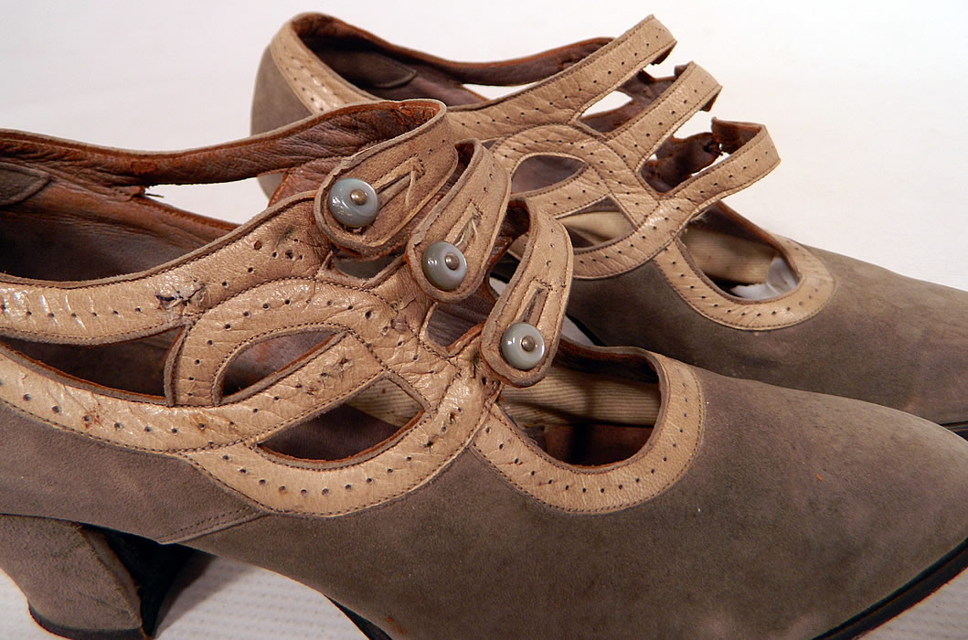 Vintage R.H. White Co. Gray Suede Leather Button Strap Mary Jane Flapper Shoes
These fabulous flapper ladies Mary Jane style shoes have triple button strap closures across the front instep vamps, with decorative peek-a-boo cut out sides, pointed toes and suede leather covered cube heels. 