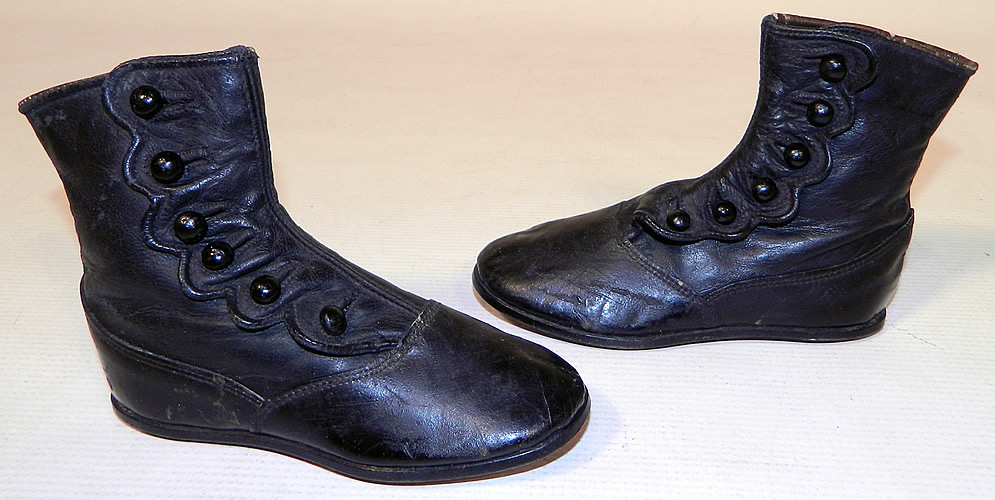 Victorian Antique Black Leather High Button Button Baby Boots Childs Shoes
They are made of black leather, with scalloped side edging and 6 black buttons for closure. 