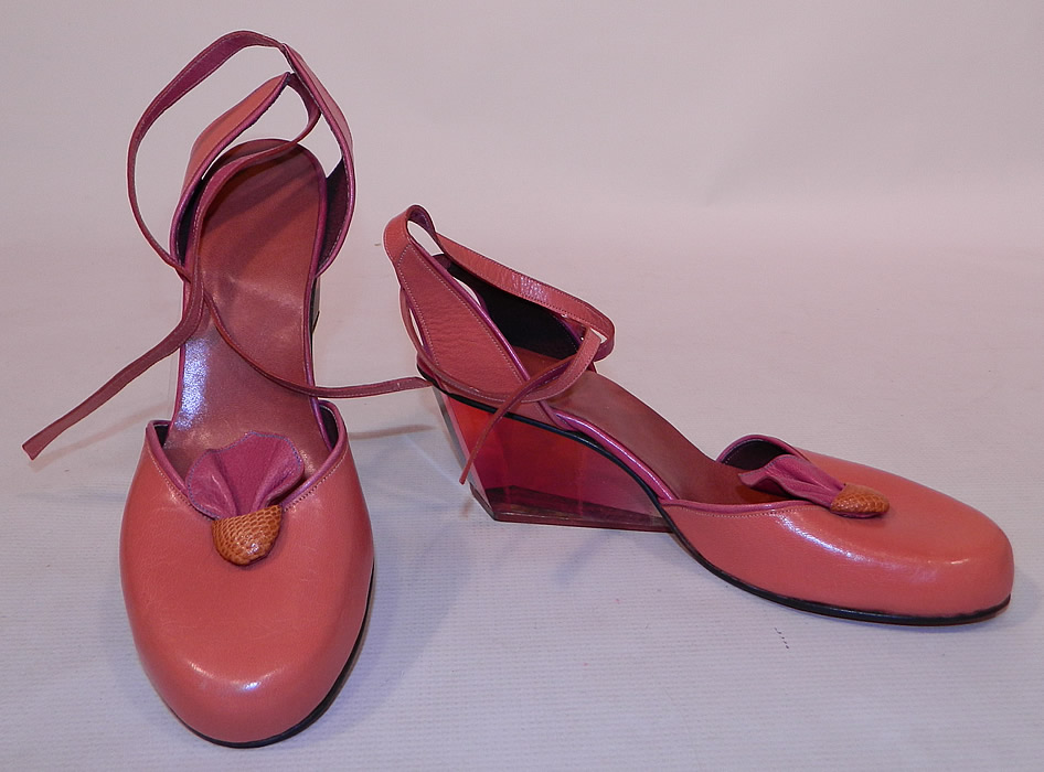 Vintage Gaza Bowen Rose Leather Lucite Plexiglass Wedge Heel Sculptor Art Shoes.
This pair of vintage Gaza Bowen rose leather lucite plexiglass wedge heel sculptor art shoes date from 1984. They are made of a two tone pinkish rose leather, with sculpted shaded rose color see through lucite plexiglass prism wedge heels.