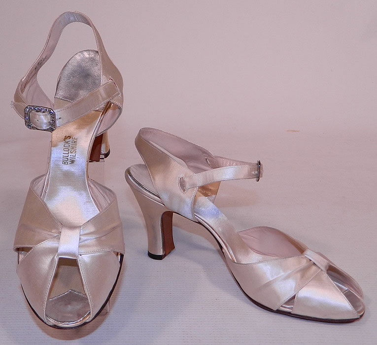Vintage Bullock's Wilshire White Silk Satin Ankle Strap Evening Bridal Wedding Shoes
They are made of a white silk satin fabric. 