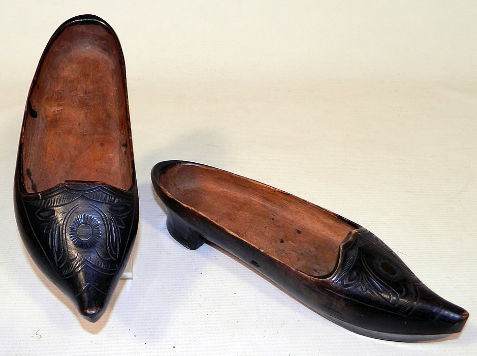 Vintage Antique Belgium Carved Wooden Decorations Ladies Clogs Klepper Shoes
This pair of antique Belgium carved wooden decorations ladies clogs klepper shoes date from the early 1900s. 