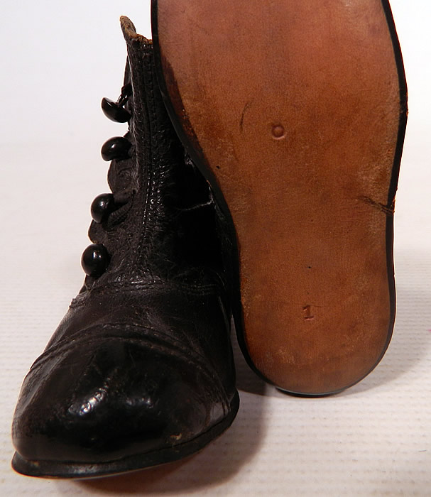 Victorian Antique Black Leather High Button Baby Boots Childs Shoes
They are in good condition, with little to no wear. These are truly a quality made children's shoe!