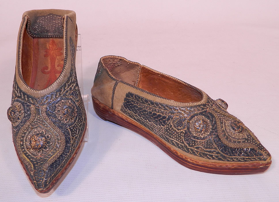 Vintage Moroccan Ladies Mules Cherbil Knotted Metal Embroidery Velvet Slipper Shoes
This pair of vintage Morocco ladies mules cherbil knotted metal embroidery velvet slipper shoes date from the early 1900s.