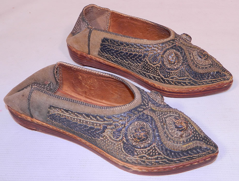 Vintage Moroccan Ladies Mules Cherbil Knotted Metal Embroidery Velvet Slipper Shoes
They are hand stitched, made of an ecru cream color velvet fabric, with hand embroidered gold and silver gilded wire thread embroidery couching needlework, braided trim and raised knotted button accents. 