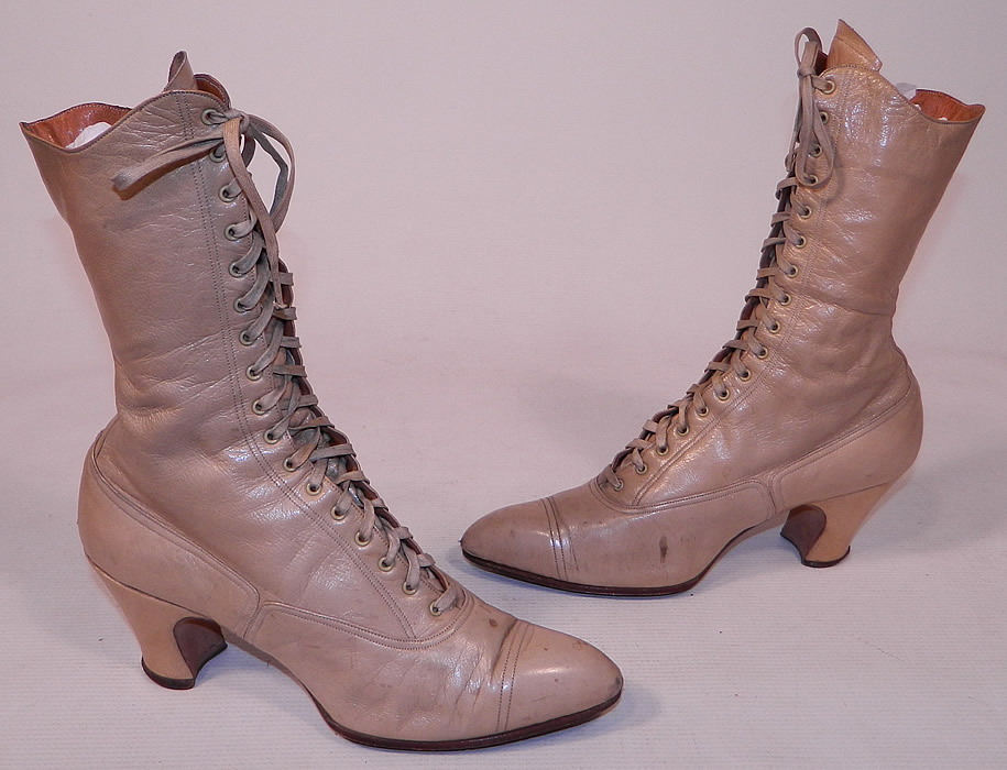 Victorian Antique Ecru Beige Leather High Top Lace-up Boots Swope Shoe Co.
This pair of antique Victorian era ecru beige leather high top lace-up boots Swope Shoe Co. date from 1900. They are made of a supple light brown ecru beige color leather.
