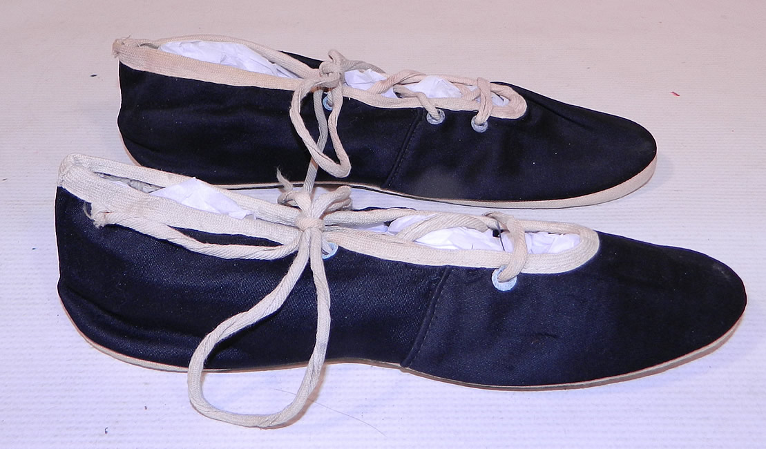 Vintage Womens Black & White Cotton Canvas Ballet Flats Lace-up Bathing Slippers Shoes
These ladies ballet flats style bathing slipper swim shoes have lacing on the top and around the ankle, rounded toes and white canvas bottom soles.