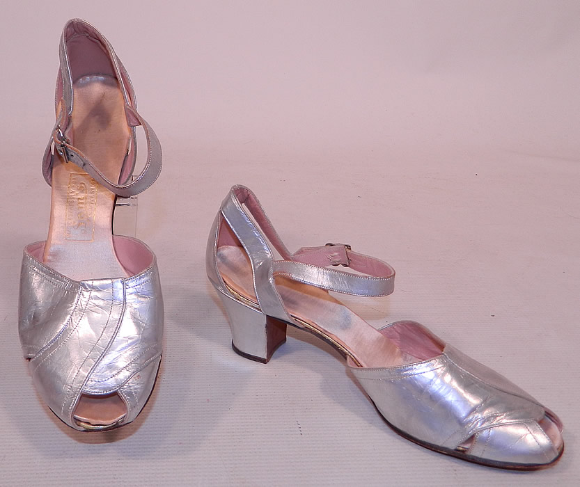 Vintage Sam's Slipper Shoppe Silver Metallic Leather Art Deco Ankle Strap Shoes
This pair of vintage Sam's Slipper Shoppe silver metallic leather Art Deco ankle strap shoes date from the 1930s. They are made of a silver metallic leather, with a decorative layered swirled stitched front.