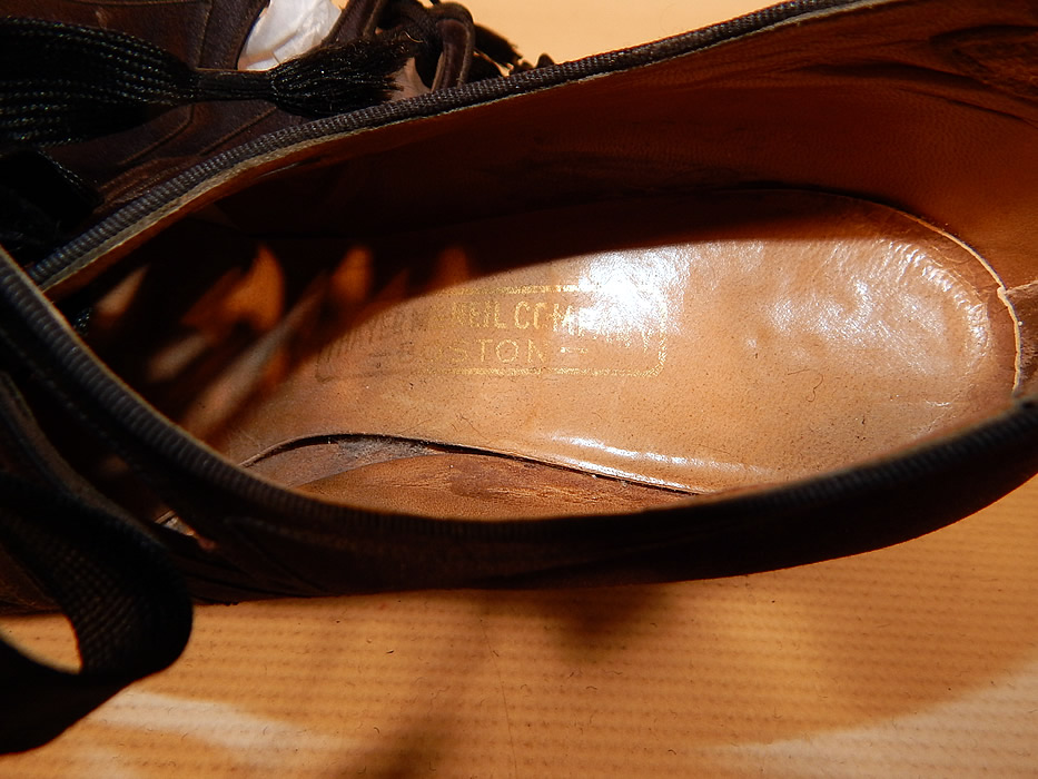 Vintage Thayer McNeil Co Boston Black Silk Beaded Buckle Eyelet Flapper Shoes
My guess on size would be a 7 narrow width. They have been gently worn and are in good condition. These are truly beautiful quality made shoe!