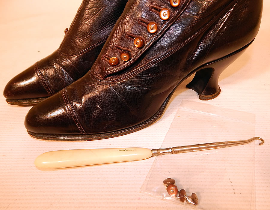 Victorian Women's Antique Bronze Brown Leather High Top Button Boots & Hook
They are in good condition, gently worn, missing 3 buttons which are included needing only to be resewn on and come with a celluloid handle button hook.