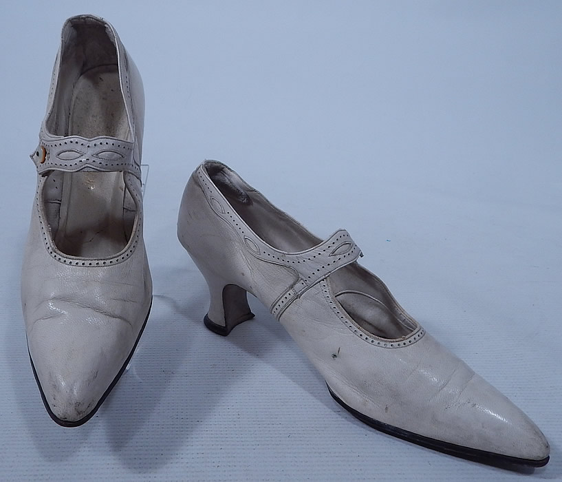Edwardian Vintage H.H. Tuttle Co. White Leather Button Strap Mary Jane Shoes
These lovely ladies Mary Jane style shoes have a button strap closure across the front instep vamps, pointed toes and leather covered French Louis XV spool heels.