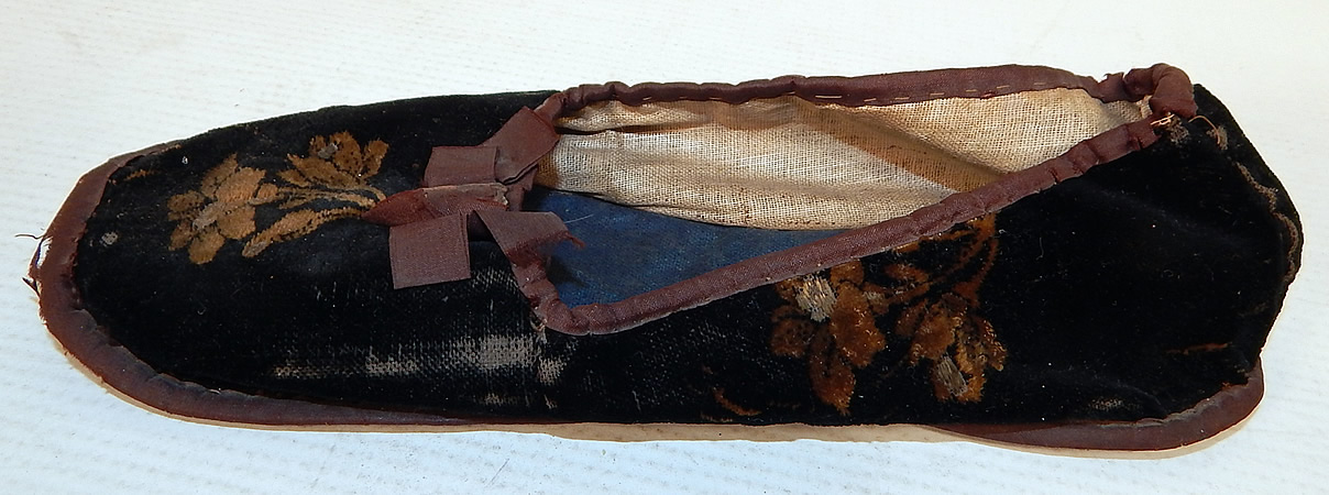 Antique Georgian Regency 1820 Floral Embossed Velvet Childs Single Slipper Shoe
 The single shoe measures 7 1/2 inches long and 2 1/2 inches wide. There is some wear to the velvet nap and the silk trim edging is frayed in areas. This early single slipper is truly a wonderful piece of Regency shoe art! 