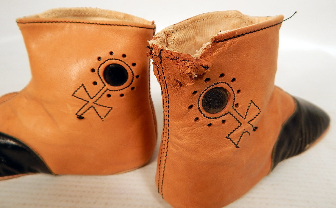 Victorian Peters Sweetheart Tan & Black Leather High Button Baby Boots Childs Shoes
The shoes appear to have never been worn, but have a small chewed area on the back top of one shoe (see close-up). These are truly a quality made children's shoe which would be great for display! 