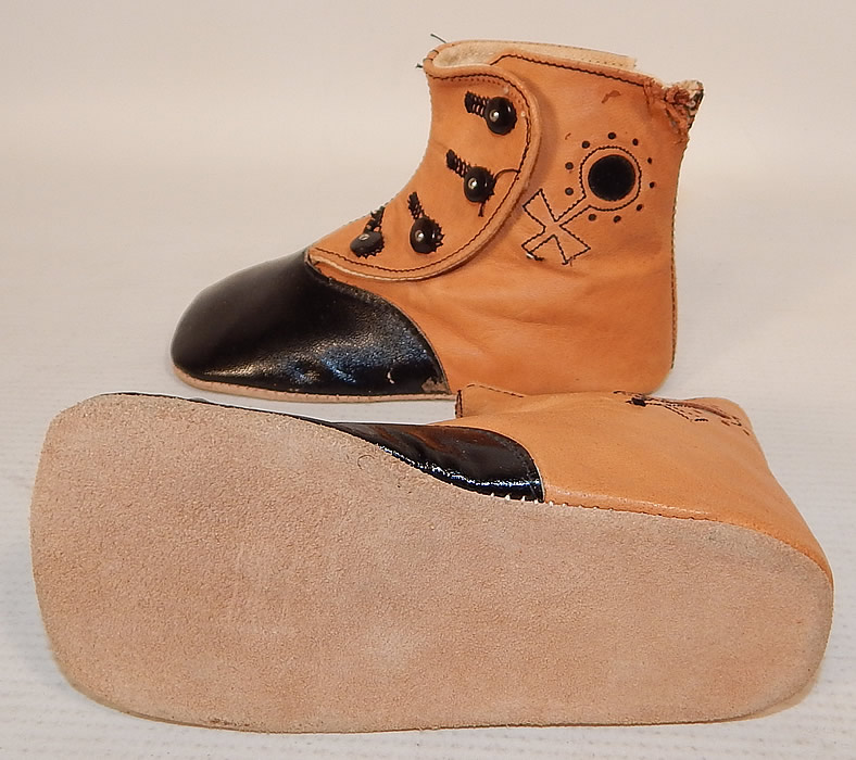 Victorian Peters Sweetheart Tan & Black Leather High Button Baby Boots Childs Shoes
The boots measure 3 inches tall, 5 inches long and are 2 inches wide. They come in the original shoe box marked "Peters Sweetheart Patent Cedar Top Button", missing the top lid. 