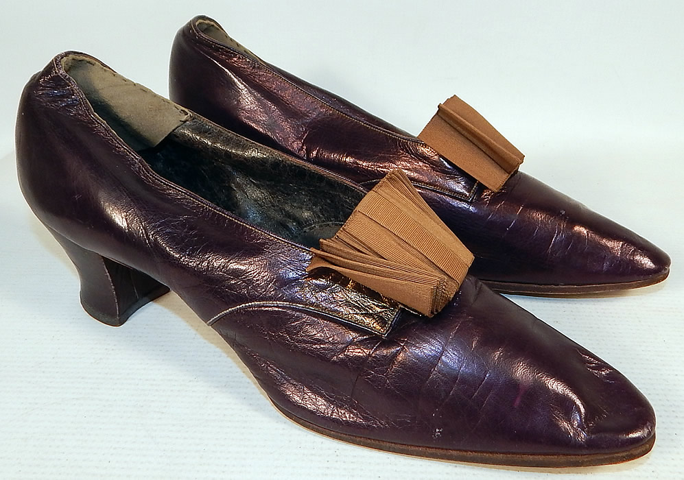 Edwardian Vintage Peter Robinson London Label Iridescent Aubergine Leather Shoes
They are made of an iridescent dark purplish brown aubergine eggplant color leather, with brown silk grosgrain ribbon plated bow trim on the front toes vamps instep. 