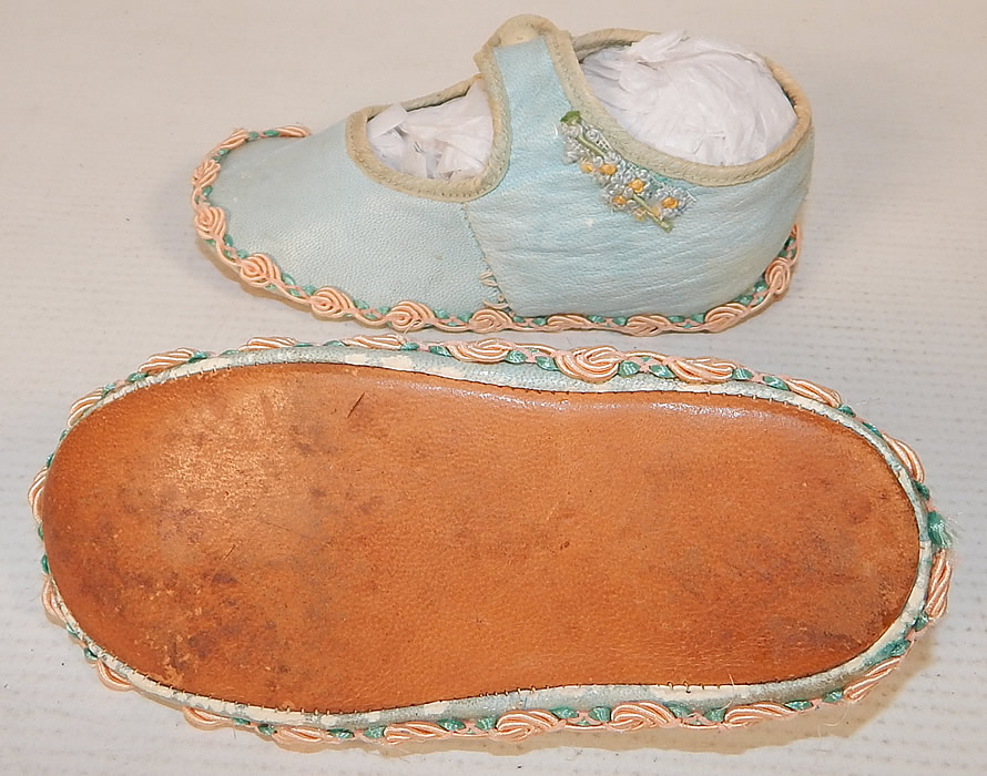 Antique Vintage Blue Kid Leather Silk Rosette Ribbon Mary Janes Childs Baby Shoes
They are in good gently worn condition, with only some slight scuffs. These are truly a wonderful quality made shoe and would make a charming display piece!