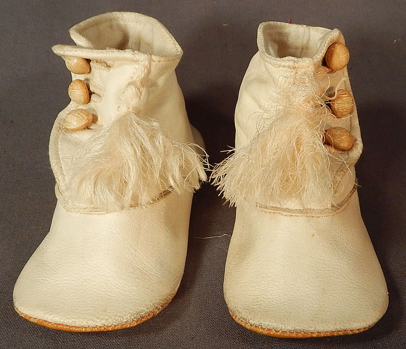 Victorian White Kid Leather High Button Baby Boots Infant Childrens Shoes
This pair of Victorian era antique white kid leather high button baby boots infant children's shoes date from 1900....