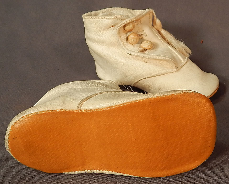 Victorian White Kid Leather High Button Baby Boots Infant Childrens Shoes
The shoes measure 2 1/4 inches tall, 4 inches long and 1 3/4 inches wide. 