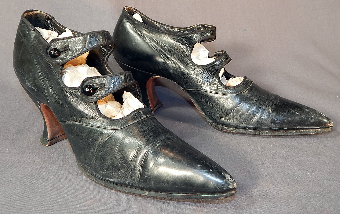 Edwardian Black Leather Double Button Strap Mary Jane Pointed Toe Shoes
They are made of black leather. 