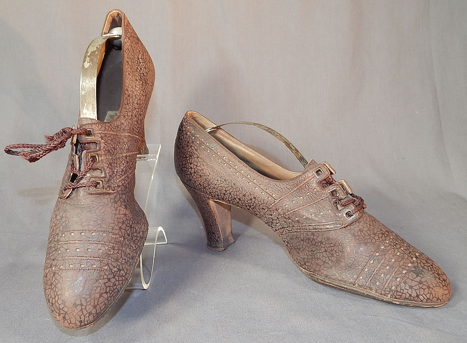Vintage Ingenue Model Brown Textured Crackle Mosaic Leather Laceup Oxford Shoes
They are made of brown leather, with a unusual textured crackle mosaic pattern and decorative small square punch-work designs. 