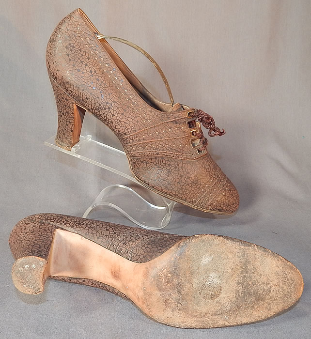 Vintage Ingenue Model Brown Textured Crackle Mosaic Leather Laceup Oxford Shoes
They are stamped inside a size 8 1/2 A narrow width. The shoes have been gently worn and are in good condition, with only some slight wear and the shoe string laces are frayed needing to be replaced. These are truly a unique and beautiful quality made shoe!