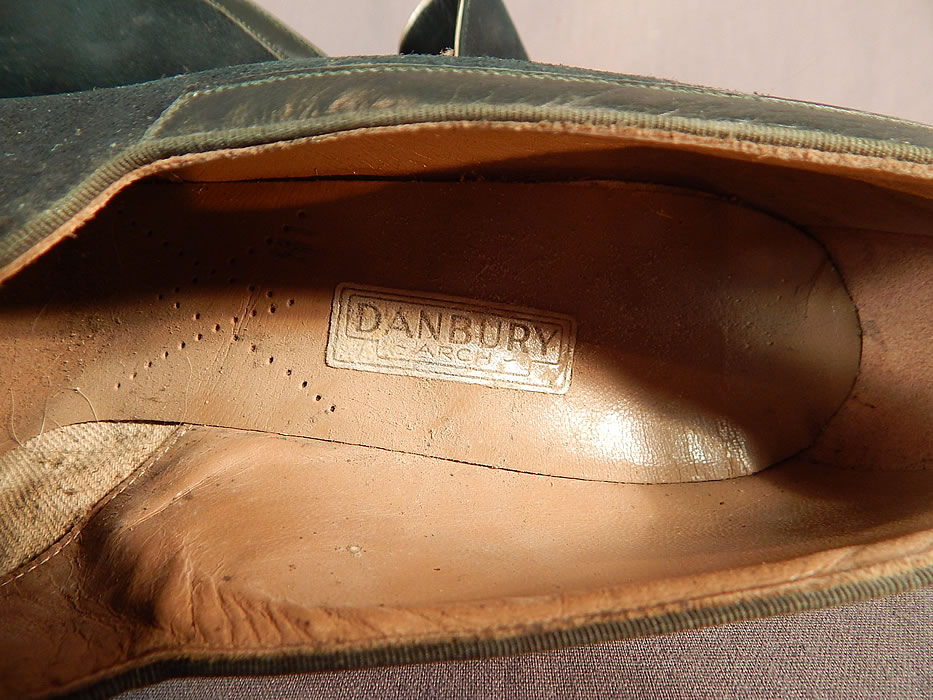 Vintage Art Deco Dark Green Suede Leather Button Trim Unworn Shoes
They have a "Danbury Arch" label stamped inside and are marked inside a size 7 1/2 AA.
