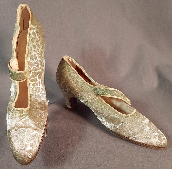 Vintage Traveler Shoe Art Deco Silver Lam&eacute; Lame Brocade Mary Jane Button Strap Shoes
These stunning silver evening flapper dance shoes have a Mary Jane style with button strap closure across the instep, rounded toes and silver lam&eacute; covered French Louis XV high heels. 