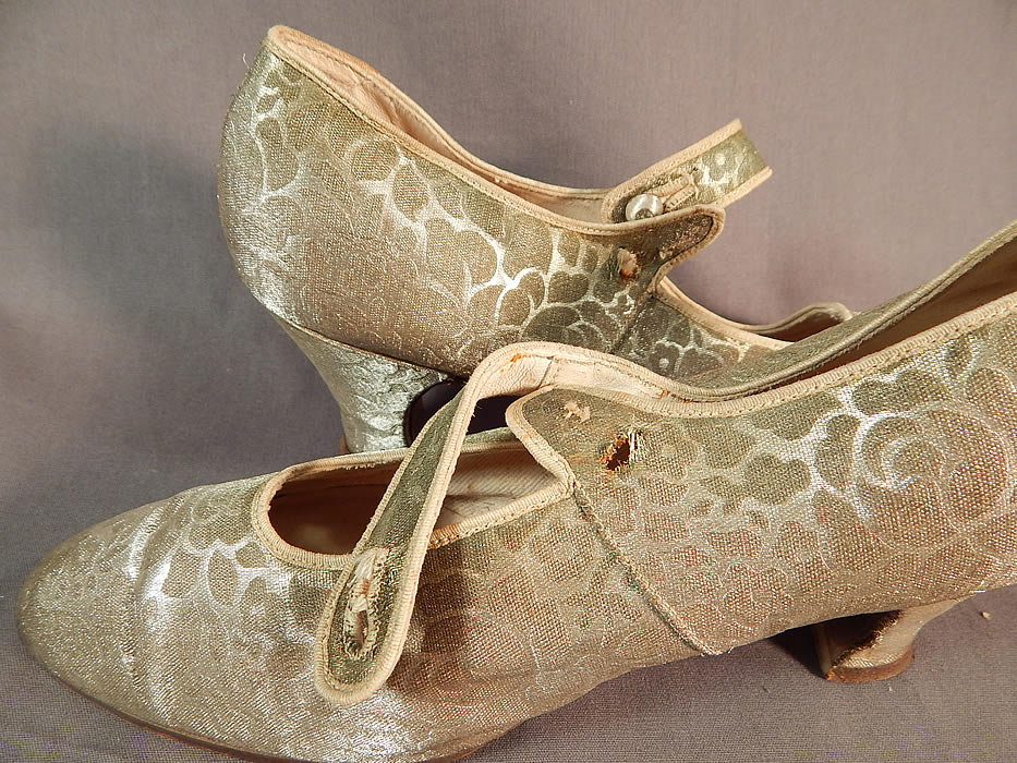 Vintage Traveler Shoe Art Deco Silver Lam&eacute; Lame Brocade Mary Jane Button Strap Shoes
They have been gently worn and are missing one shoe button, the other button is loose no longer attached, with a rusted back shank and both shoes have a small hole where the button goes (see close-ups). 