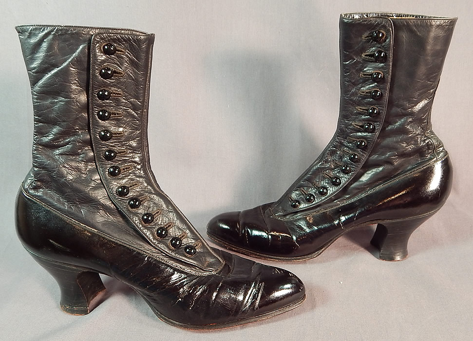 Victorian Hanan & Son Black Gray Two Tone Leather High Top Button Boots Shoes
They are made of a supple two tone dark gray leather upper boot and black patent leather shoe. 