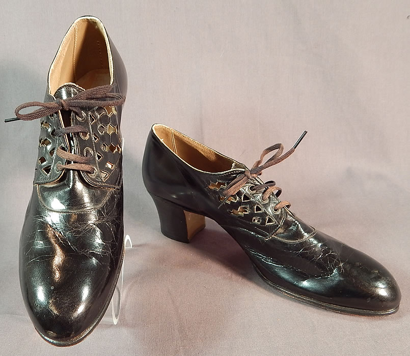 Unworn Vintage Anna Walker Arch Joy Cutout Straps Black Leather Laceup Shoes
They are made of black leather. These womens work shoes have decorative geometric shapes, zigzag cutout peekaboo sides, with the original brown shoe string laces, rounded toes and black wooden stacked chunky cube heels. 