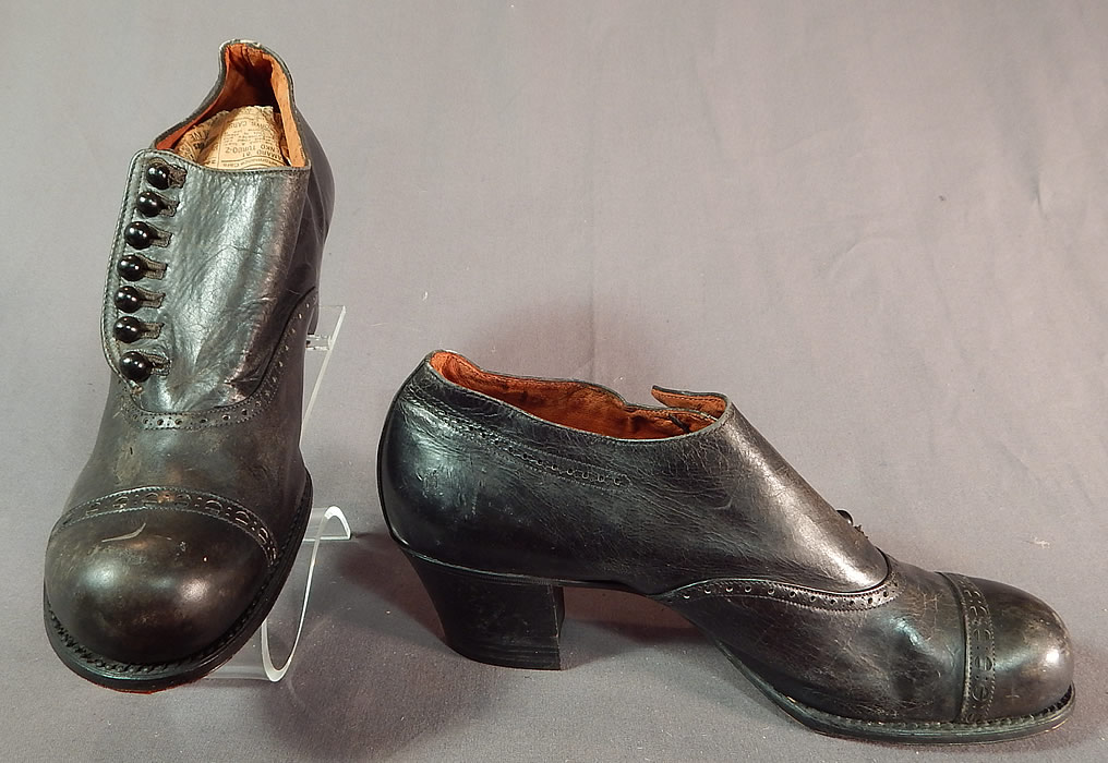 Edwardian Black Leather Low Side Button Bump Toe Womens Work Shoes
These wonderful womens work shoes have a low shoe ankle length style with 7 black shoe buttons along the side flap for closure and a unique large rounded bump toe front. 