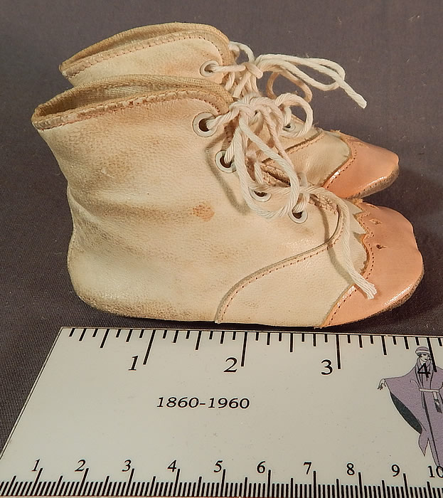 Vintage Antique Pink White Leather Baby Boots Childs Shoes & Box
These precious little baby boots infant shoes have a high top style with laceup closure, rounded toes and soft leather soles. 