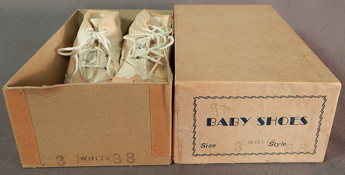 Vintage Antique Pink White Leather Baby Boots Childs Shoes & Box
They come in a original shoe box stamped "Baby Shoes" Size 3 White Style 88. 