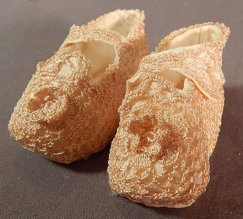 Vintage Baby Shoes Made in Japan White Silk Crochet Lace Mary Janes & Box
This pair of vintage Baby Shoes Made in Japan white silk crochet lace Mary Janes and box date from the 1920s.