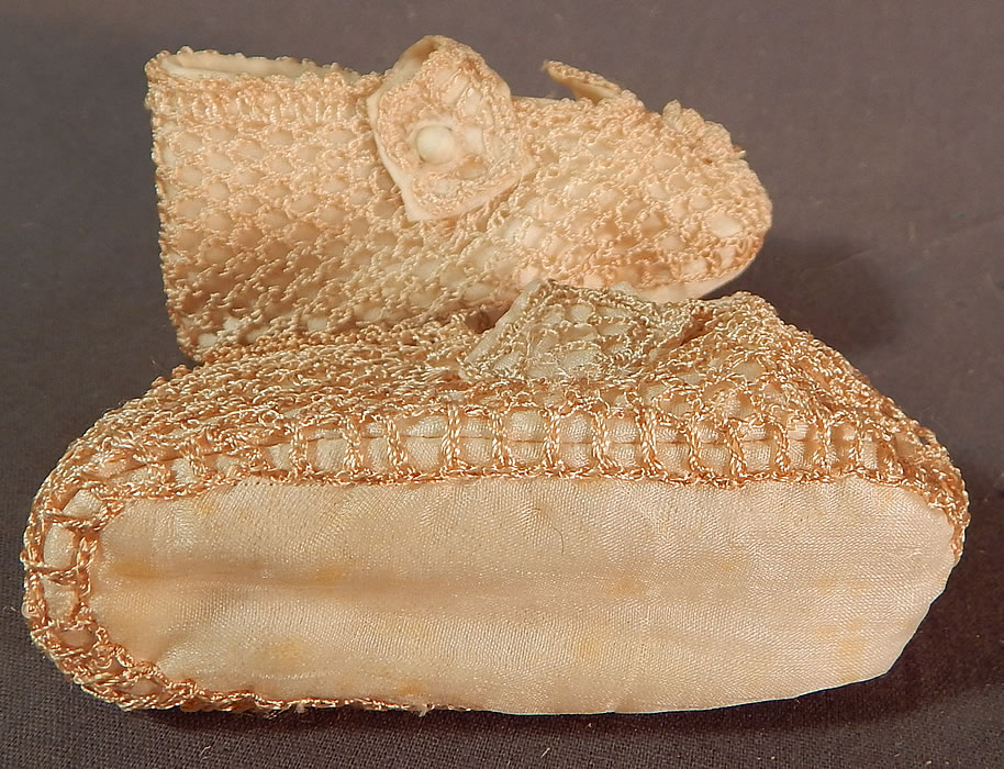 Vintage Baby Shoes Made in Japan White Silk Crochet Lace Mary Janes & Box
They come in the original shoe box labeled "Made in Japan Baby Shoes" which is in as-is condition coming apart. 
