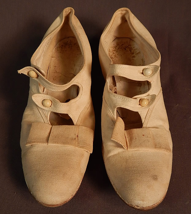 Edwardian Womens White Canvas Double Button Strap Mary Jane Shoes
These womens Mary Jane style shoes have a double button strap closure across the front insteps, a white canvas bow trim on the vamps, rounded toes and a stacked wooden cube heel painted white. 