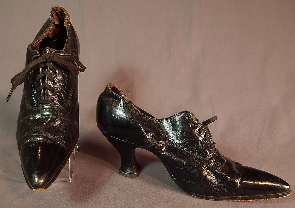 Edwardian Womens Black Leather Lace-up Pointed Toe Low Shoes
These wonderful womens work low lace-up shoes have an exaggerated pointed toe, the original shoe string laces which are frayed, broken on one shoe, black leather covered French Louis XV spool heels and are leather lined inside. 