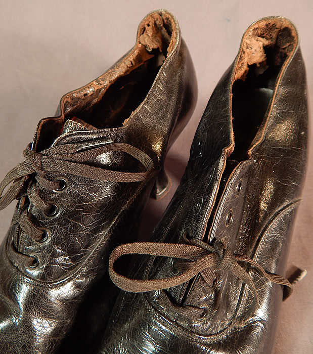 Edwardian Womens Black Leather Lace-up Pointed Toe Low Shoes
The shoes measure 11 inches long, 3 inches wide, with a 2 1/2 inch high heel. These antique shoes are difficult to size for today's foot, but my guess would be about a US size 6 or 7 narrow width.