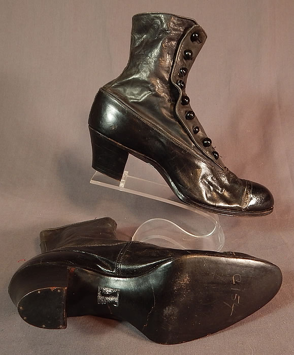 Victorian May Blossom Black Gray Two Tone Leather High Top Button Boots Shoes
They are in good condition and appear to have never been worn, with only the buttons have been moved over to be made larger leaving tiny pin holes along the sides.
