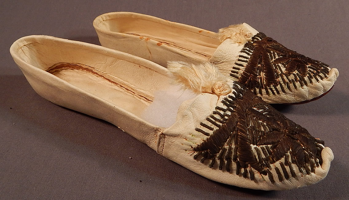 Vintage Turkish Ottoman White Kid Leather Gold Purlwire Embroidered Slipper Shoes
This pair of antique Turkish Ottoman white kid leather gold purl wire embroidered slipper shoes date from the late 19th century. They are made of a white kid leather, with gold purl wire thread hand embroidery couching work and white silk pompom tassel trim. 