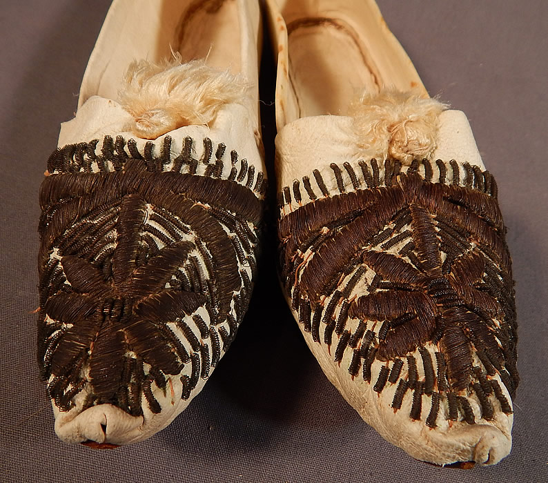 Vintage Turkish Ottoman White Kid Leather Gold Purlwire Embroidered Slipper Shoes
The shoes measure 9 inches long and 2 inches wide. 