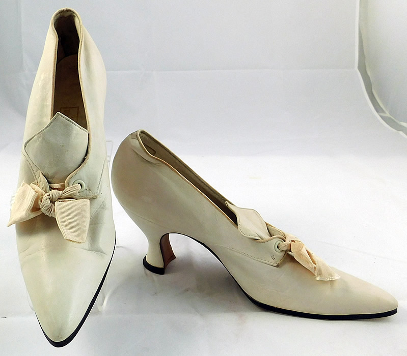 Edwardian Vintage La Valle & Lo Presti White Kid Leather Pointed Toe Shoes
They are made of a white kid leather. 