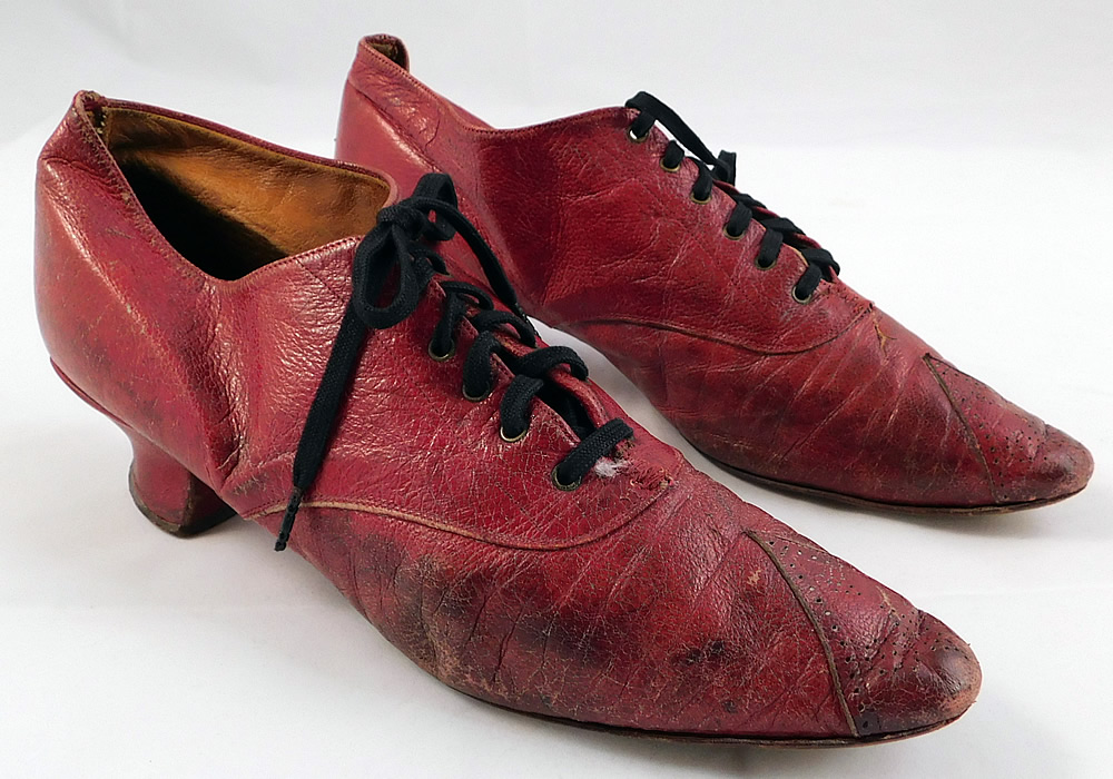 Victorian Rosenbloom Maker Red Leather Pointed Toe Low Lace-up Shoes
They are made of red leather with decorative punch work designs on the front toes.