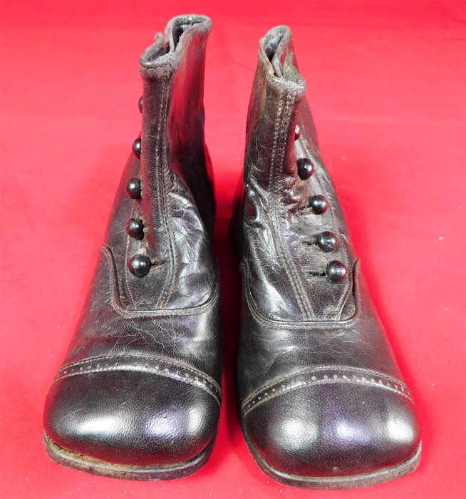 Edwardian Unworn Black Leather High Button Baby Boots Childs Shoes
The boots measure 4 1/2 inches tall, 6 inches long and are 2 1/8 inches wide.