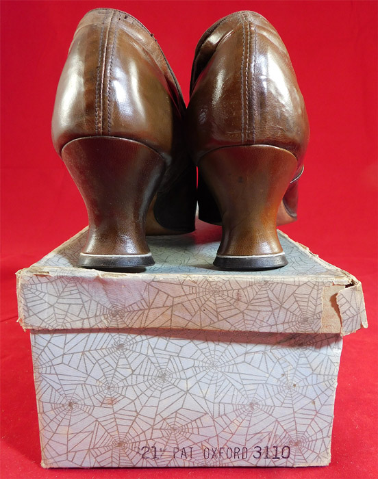 Unworn Edwardian Two Tone Tan Leather Oxford Button Strap Shoes & Box
The shoe box is in as-is condition with some wear, damage around the outer cardboard paper edging.
