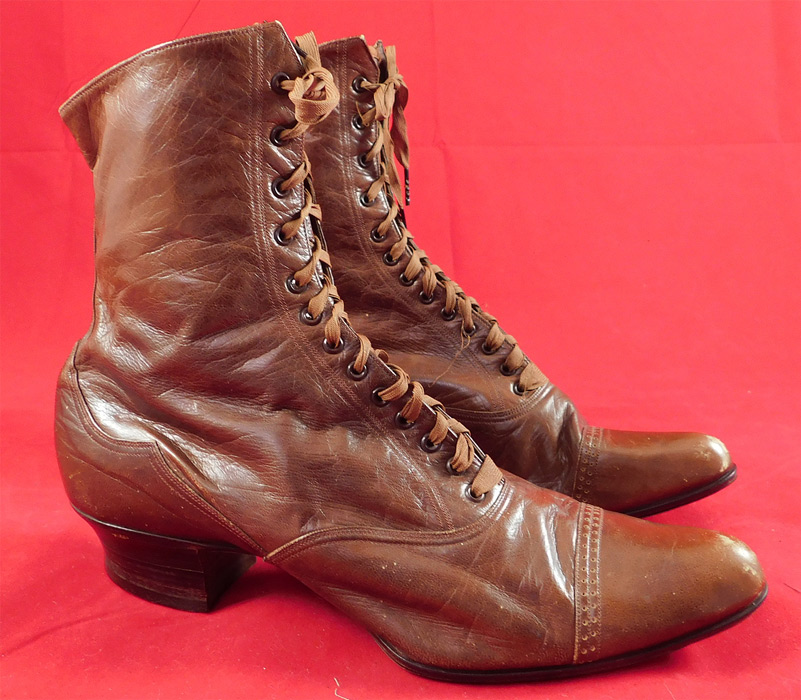 Victorian Antique Womens Brown Leather Laceup Boots Pointed Toe Shoes
These beautiful brown boots have pointed toes, the original brown shoe string laces and low stacked wooden French Louis XV heels. 
