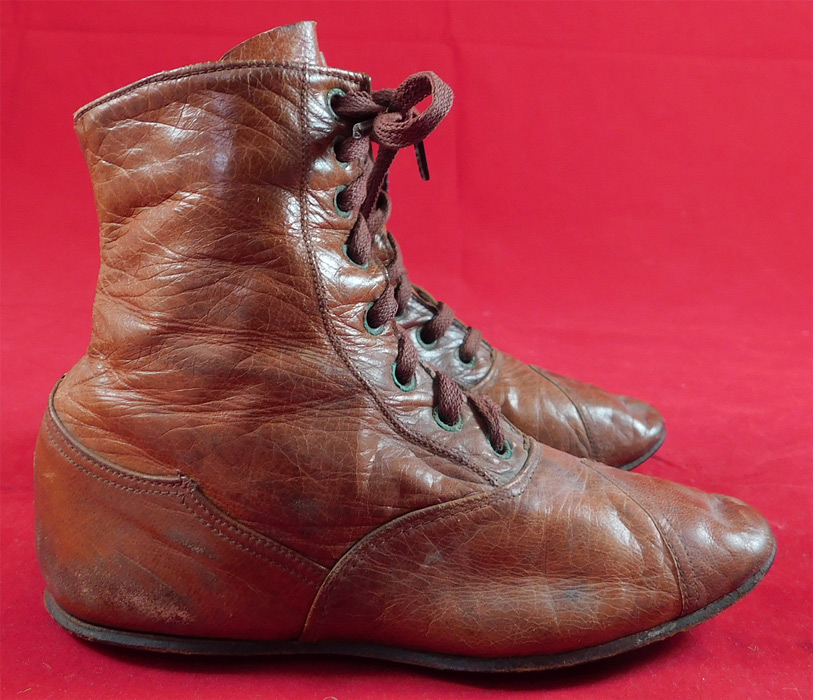 Victorian Antique Childrens Brown Leather Laceup Boots Pointed Toe Baby Shoes
The boots measure 3 1/2 inches tall, 5 1/2 inches long and 1 3/4 inches wide. 