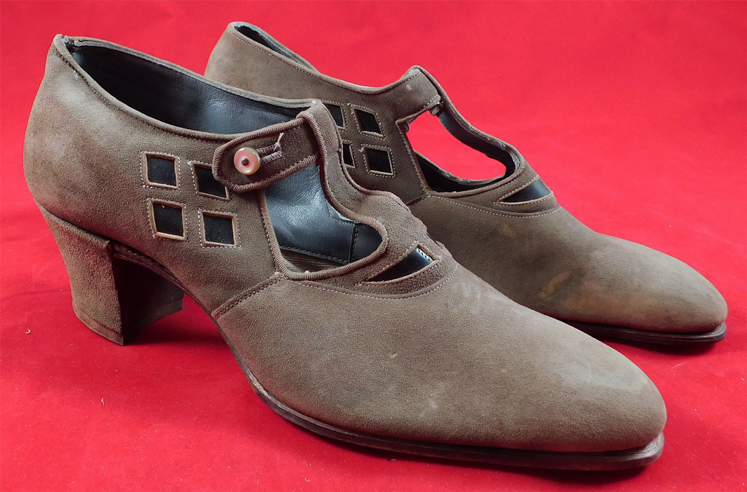 Unworn Vintage Natural Bridge Arch Shoe Suede Leather Button Strap Cutout Mary Jane
These charming Mary Jane style shoes have a T-strap button strap closure across the vamps instep, rounded toes and suede leather covered Cuban heels. 