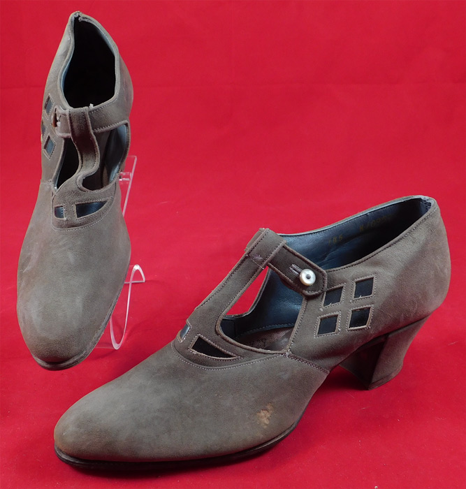 Unworn Vintage Natural Bridge Arch Shoe Suede Leather Button Strap Cutout Mary Jane
This pair of unworn vintage Natural Bridge Arch Shoe suede leather button strap cutout Mary Janes date from 1910. 