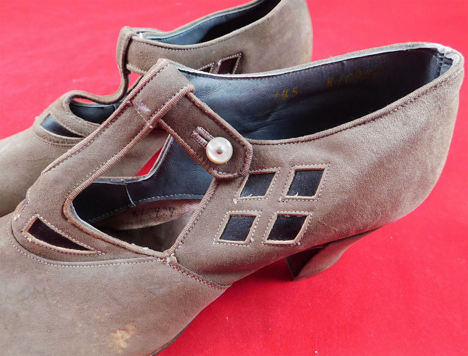 Unworn Vintage Natural Bridge Arch Shoe Suede Leather Button Strap Cutout Mary Jane
They are old store stock, unworn in good wearable condition, with only some slight faint discoloration on the leather and one shoe has a small scuff worn spot on the side (see close-up).