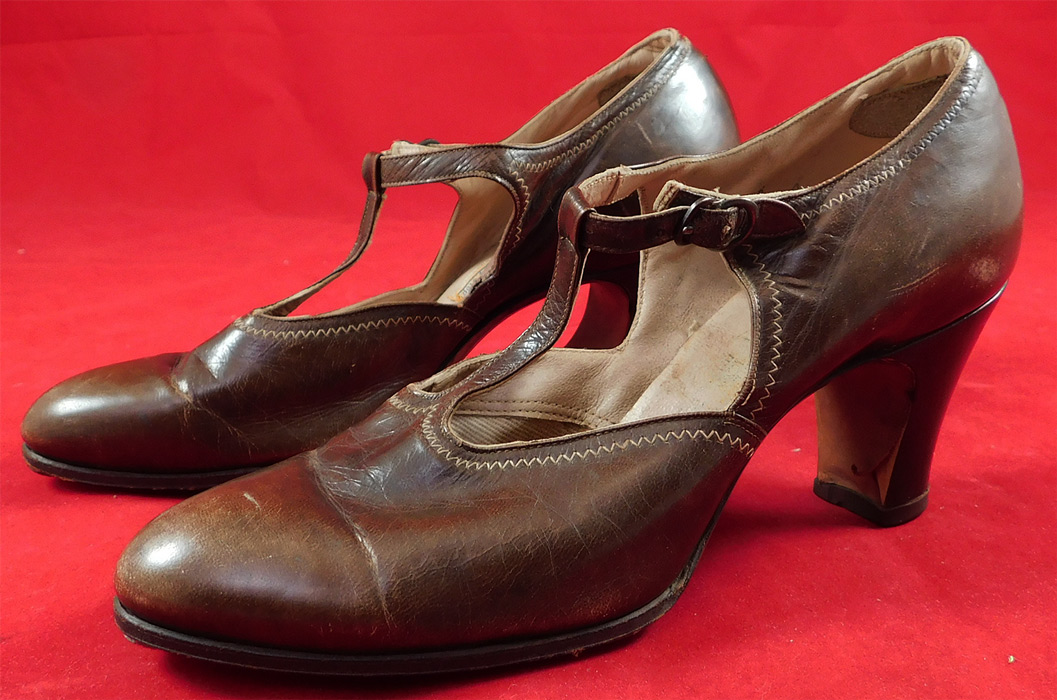Vintage Art Deco Brown Leather Decorative Stitching T-Strap Flapper Dance Shoes
They are made of a brown leather with decorative zigzag stitching designs along the edging. 
